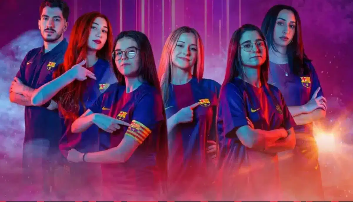 Kvinnligt e-sportlag från FC Barcelona poserar i lagtröjor inför Valorant-satsning med färgstark bakgrund.