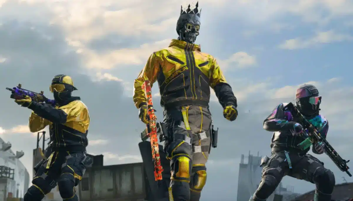 Tre karaktärer i Call of Duty i gulsvarta outfits, beväpnade och redo för strid i urban miljö.