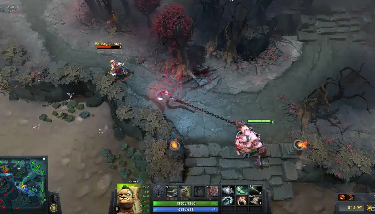 Dota 2-match där Pudge träffar Bounty Hunter med Meat Hook på kartan, visat från isometriskt spelperspektiv.