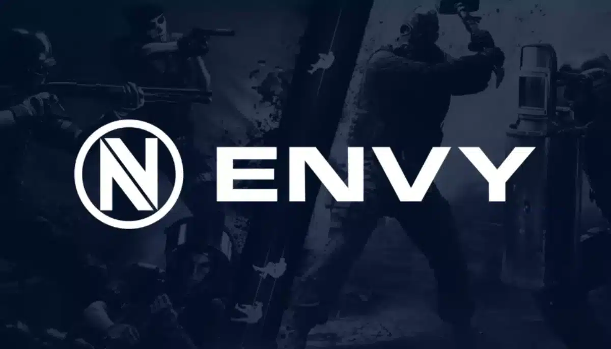 Envy-logotyp mot mörk bakgrund med Rainbow Six-spelare i action bakom.