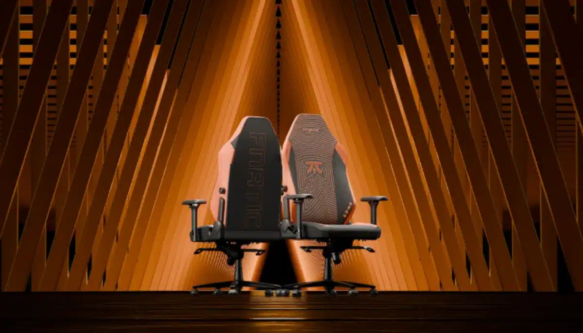 Två gamingstolar från Fnatic och Blacklyte presenterade sida vid sida i orange upplyst studiobakgrund.