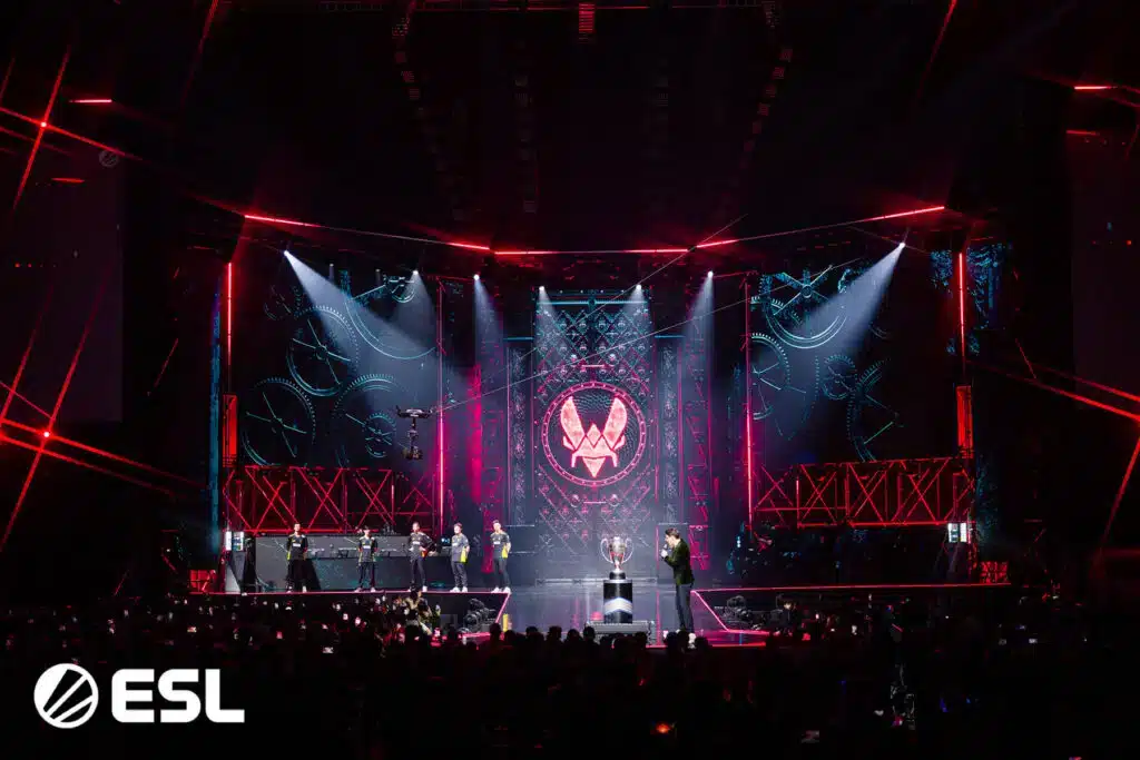 Scenen på IEM Kraków 2026 med Team Vitalitys röda logotyp i centrum