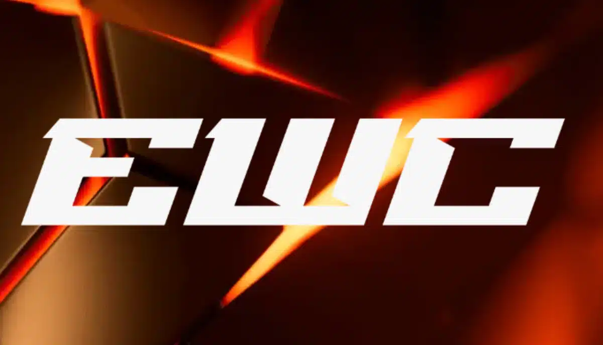 EWC logotyp i vit text mot röd och orange abstrakt bakgrund