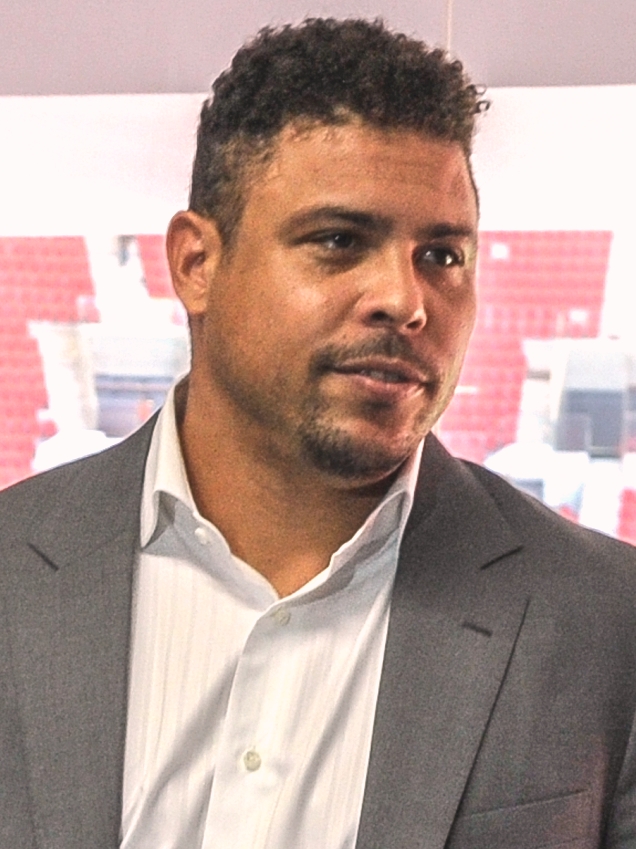 https://upload.wikimedia.org/wikipedia/commons/4/4d/Ronaldo-14-05-2013.jpg
