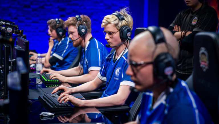 Deutsche Glasfaser partners with FC Schalke 04