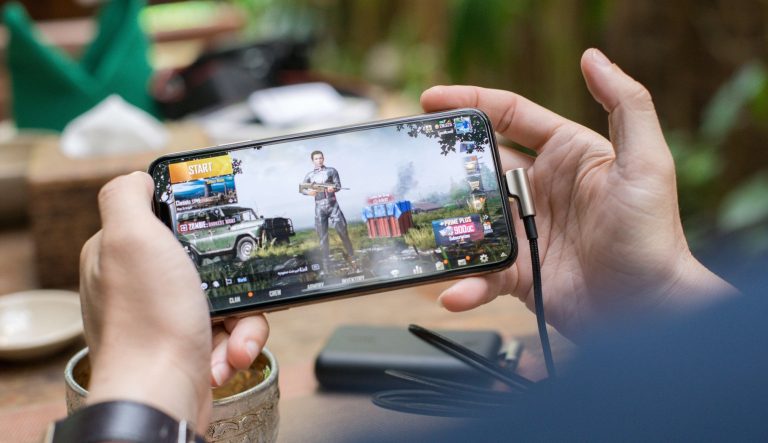 Which esports games have mobile versions?