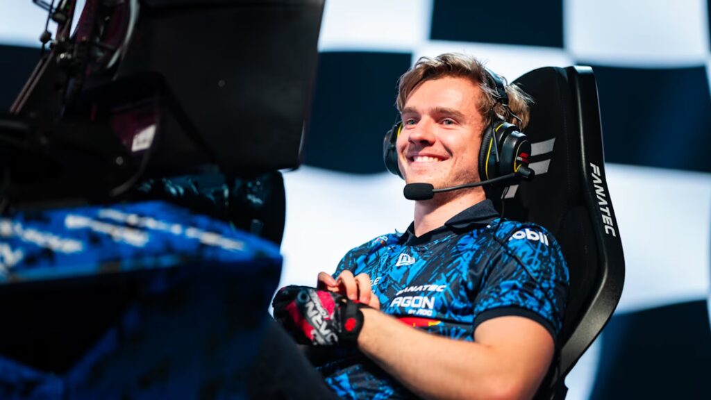 Image of Jarno Opmeer using F1 sim racing rig