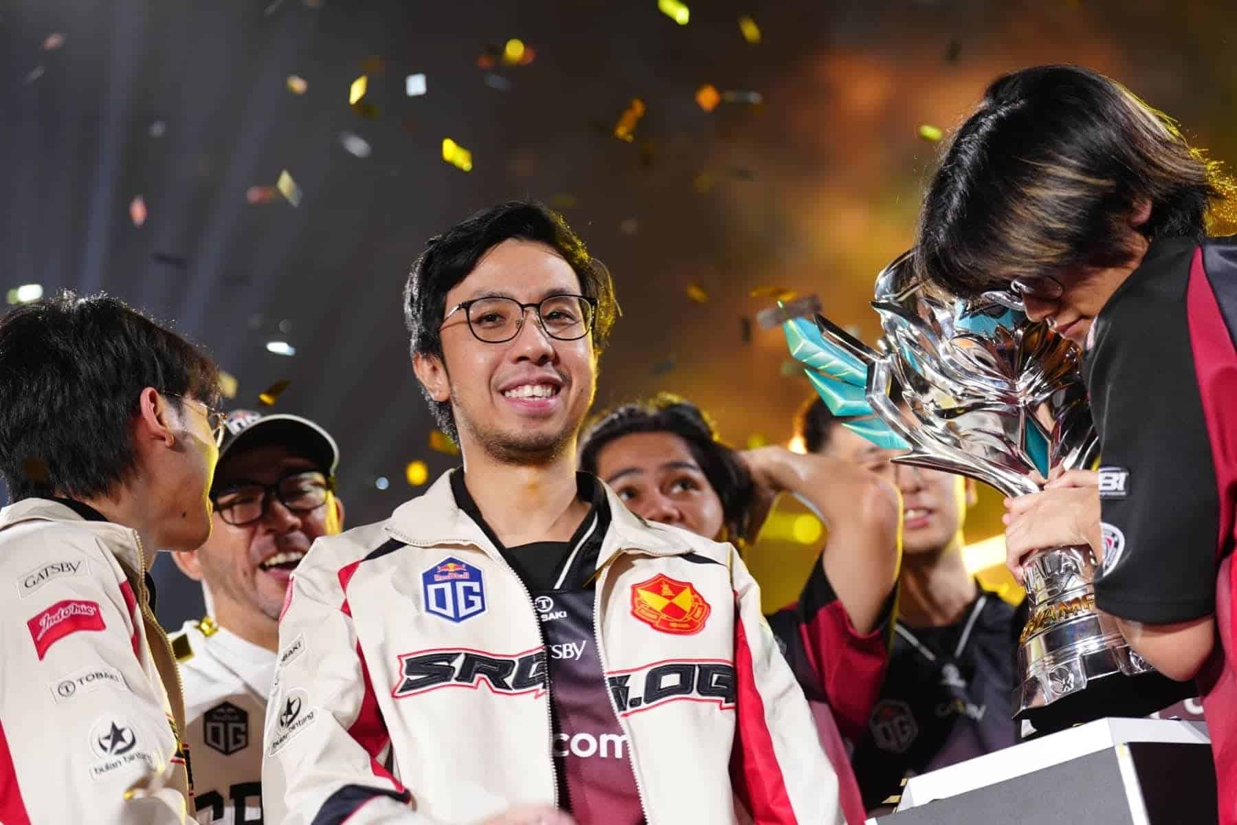 The image captures the Selangor Red Giants (SRG) esports team, also known as SRG.OG, celebrating their grand final victory at the MPL Malaysia tournament
