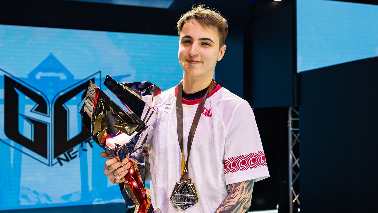 Uxako holding a trophy