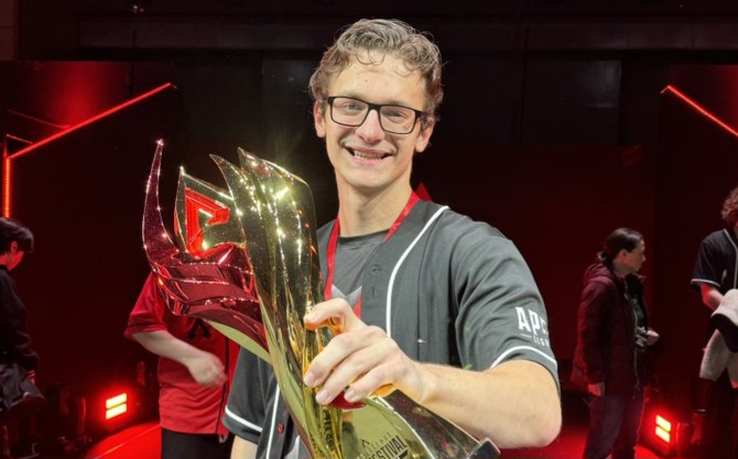 Verhulst holding a trophy