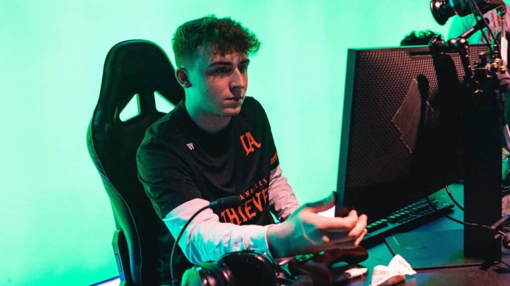 Image of LA Thieves player Envoy sitting next to monitor on the stage of a CDL event
