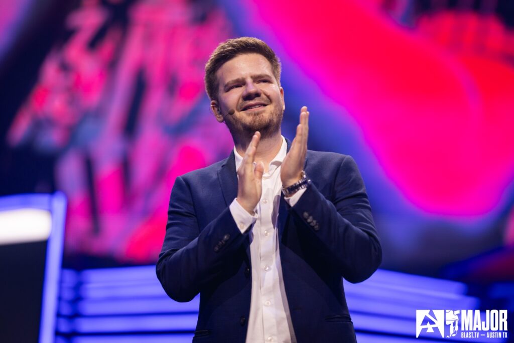 Image of Peter 'dupreeh' Rasmussen clapping while standing on stage at BLAST Austin Major