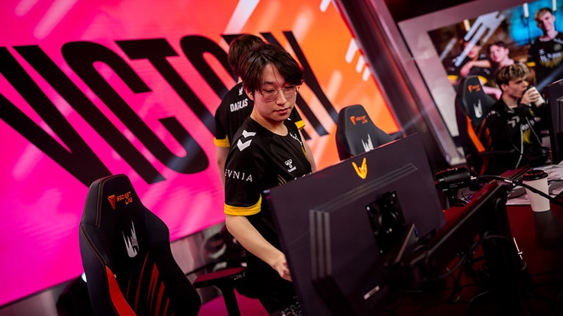 Who is Dignitas' new top laner Photon?