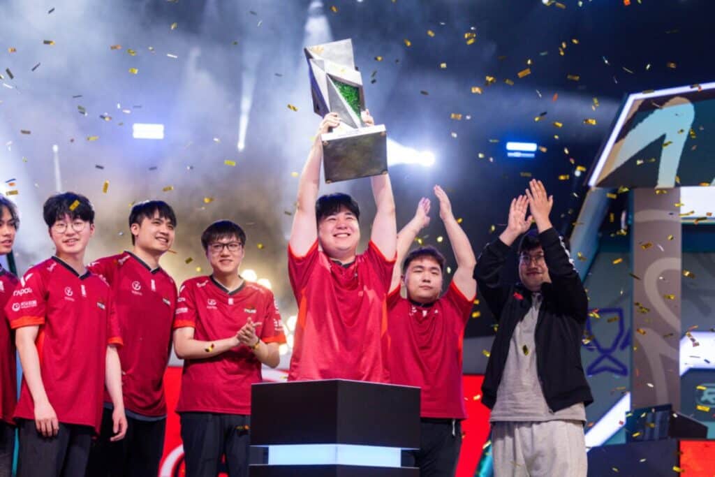 Image of TYLOO lifting FISSURE Playground 1 trophy