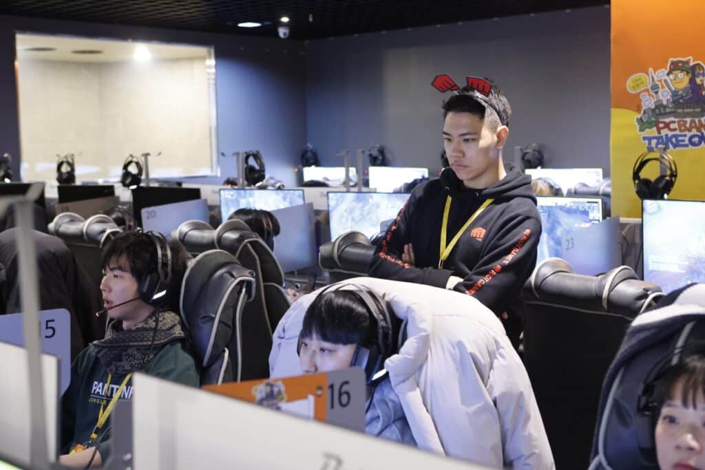 phroxzon standing behind gamers