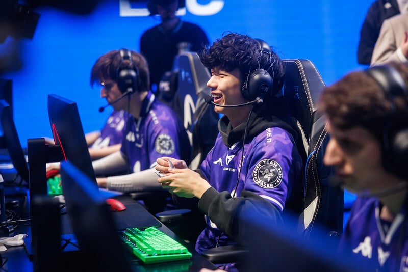 Movistar KOI defeats Team Secret Whales to keep Worlds 2025 run alive