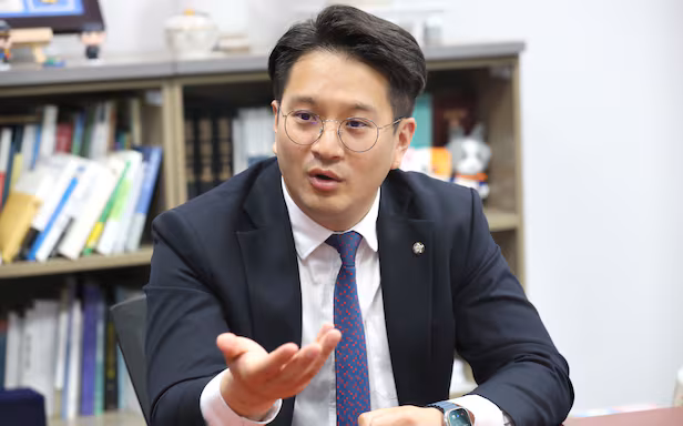 photograph of jeon yong-gi
