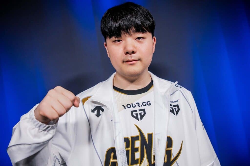 Image of League of Legends player Canyon posing while wearing Gen.G jersey
