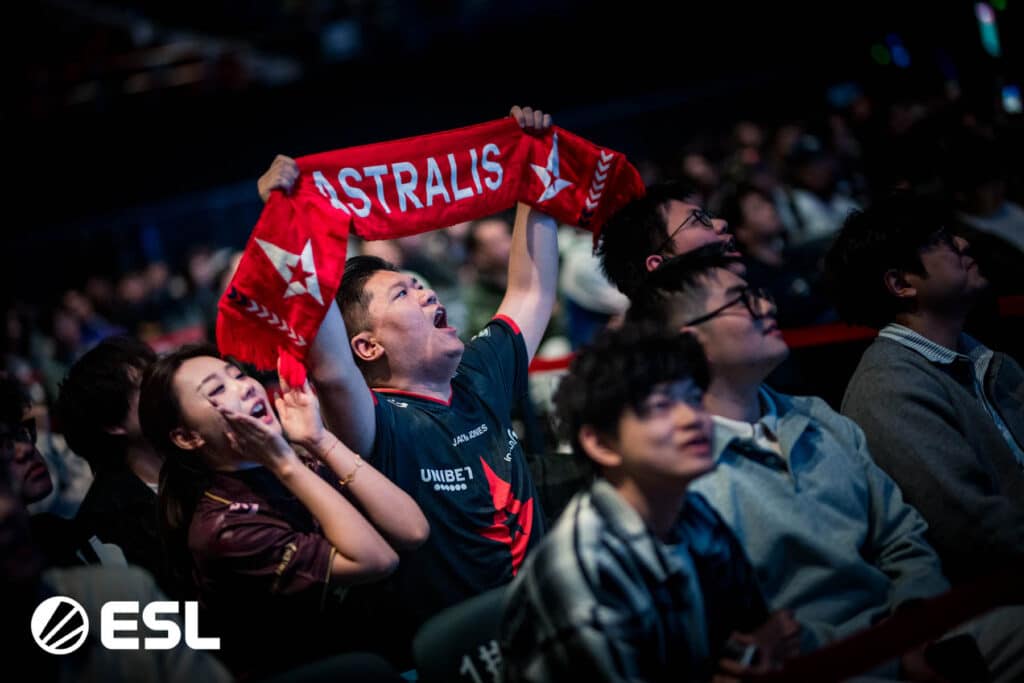 Image of IEM Chengdu 2025 attendee waving Astralis scarf in the air.