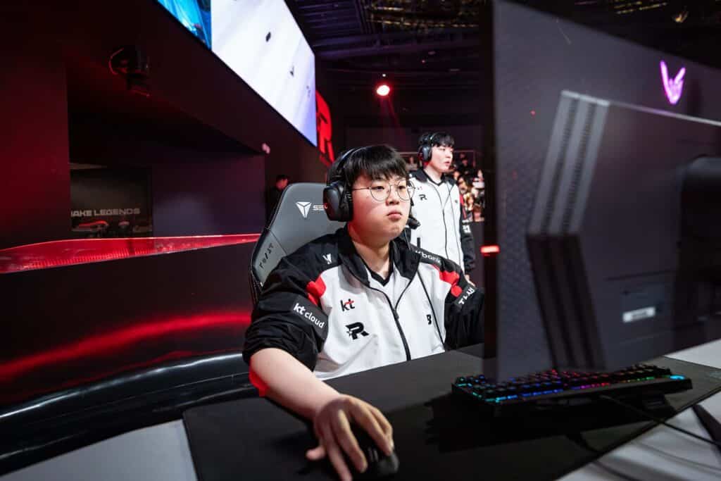 Image of League of Legends player Peter competing at esports event