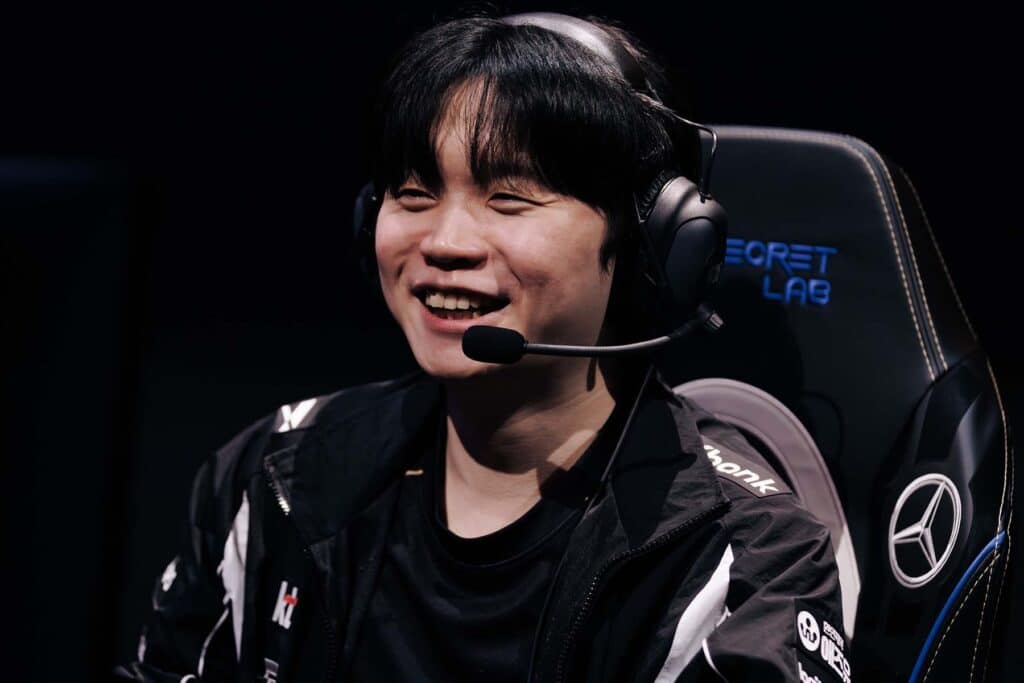 Image of League of Legends player Bdd smiling while competing at League of Legends esports event