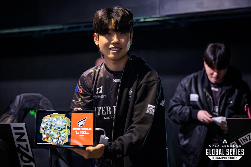 ENTER FORCE.36 player Choi 'ILY' Jun-hyeok holding tablet at ALGS Year 5 Championship Group Stage in Sapporo, Japan.