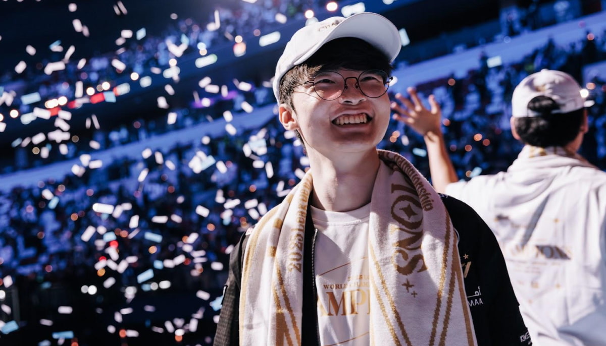 A professional eSports player known as Doran (Choi Hyeon-jun) smiles widely on stage while wearing a white cap and round glasses